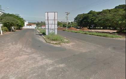 Carro sem motorista fere mulher de moto