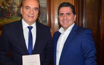 Andradinense presenteia o secretário de Justiça