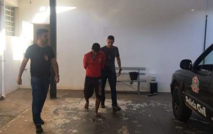 Acusado de feminicídio e estupro descansava em sombra ao ser preso
