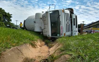 Caminhão de transporte de concreto tomba na Rondon