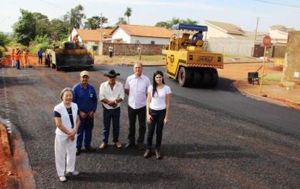 Tamiko vistoria pavimentação da rua Corumbá