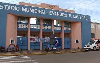 Às vésperas de estreia, Andradina encontra portões do estádio fechados