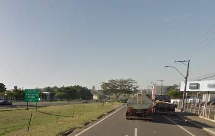 Motociclista fratura perna após bater em caminhão parado