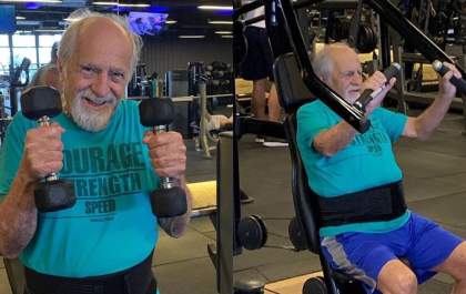 'Só eu sei o quanto é difícil manter o abdome em dia', brinca Ary Fontoura, 86