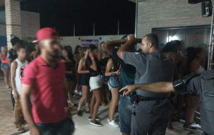 Polícia apreende armas, drogas e bebidas em festa irregular