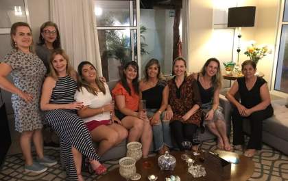 Amigas em noite com queijos e vinhos&nbsp;&nbsp;