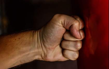 Homem é preso após agredir e tentar estrangular mulher