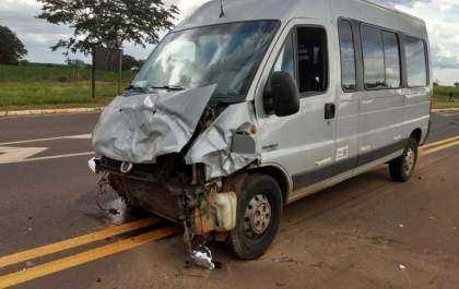 Colisão de carro com van de Araçatuba deixa cinco feridos