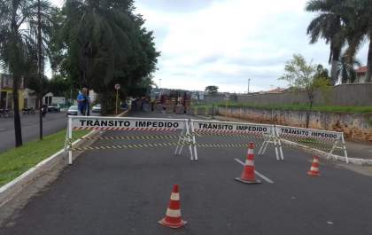 Avenida dos Araçás tem trecho interditado para obras