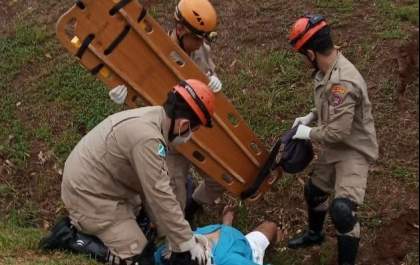 Motociclista é “fechado” por carreta e cai em vala em avenida