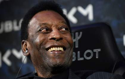 Pelé segue internado