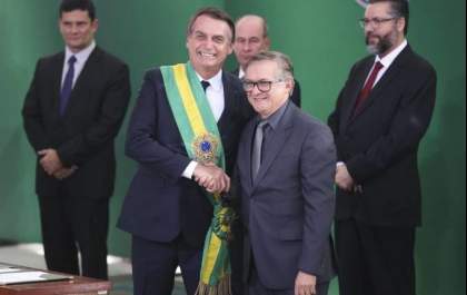 Bolsonaro demite Vélez do Ministério da Educação