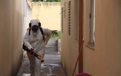 Governo de Andradina inicia pulverização das bocas de lobo no combate a dengue