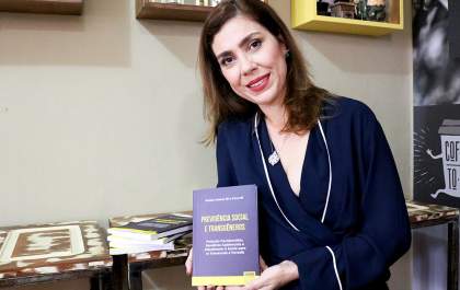 Advogada de Araçatuba lança obra sobre previdência social e transgêneros