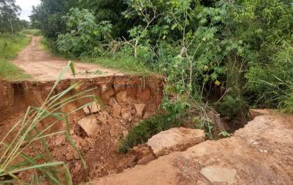 Chuva arrasta ponte e estrada rural é interditada