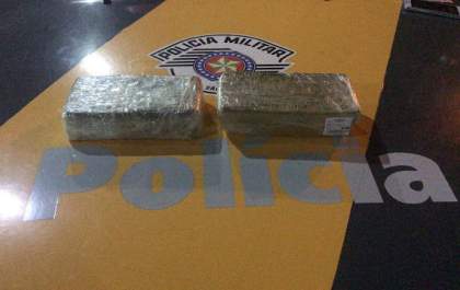 Jovem com passagens por roubo e homicídio é presa com 2 quilos de cocaína