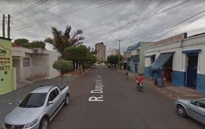 Afundamento de asfalto provoca interdição na Duque de Caxias