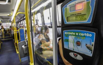 Com bebê no colo, mulher é agredida a socos durante confusão no ônibus&nbsp;