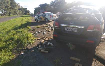 Motorista capota carro carregado com drogas ao fugir da polícia