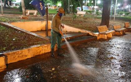 Limpeza da Praça Moura Andrade é realizada toda madrugada