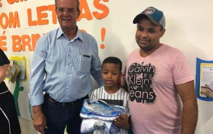 Prefeitura inicia entrega de uniformes a 16 mil crianças