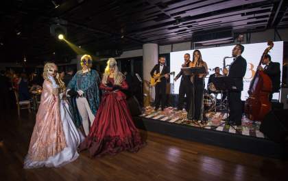 Plumas & Paetês no baile de máscaras