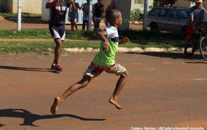 Menino chama atenção de grandes atletas ao participar de corrida descalço