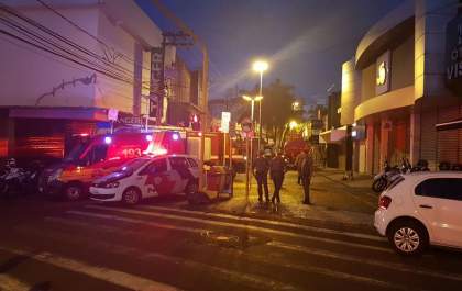 Polícia informa que há um bombeiro desaparecido em incêndio