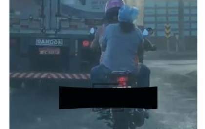 Passageira de motocicleta é flagrada com sacola no lugar de capacete
