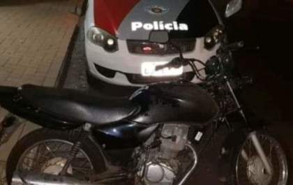 Casal é preso após roubar moto e agredir mulher a paulada