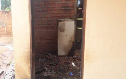 Incêndio em residência na manhã deste domingo (14)