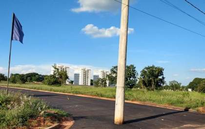 Imagem de poste no meio da rua viraliza e prefeitura cobra providências