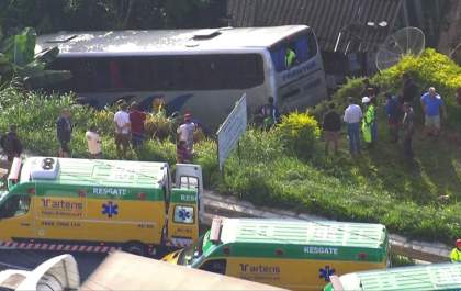 Em SP, ônibus cai em ribanceira após colidir com caminhão na Régis Bittencourt