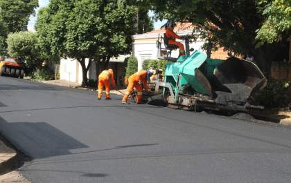 Poda de árvores é necessária para serviço de recapeamento em Birigui