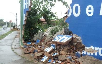 Lavrador sem habilitação bate carro em muro ao sair de bar