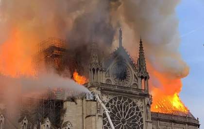 Incêndio atinge Catedral de Notre Dame em Paris