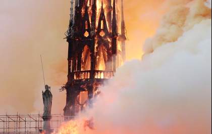 Tragédia histórica: Catedral de Notre-Dame é consumida pelas chamas