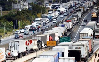 Governo anuncia linha de crédito de até R$ 30 mil para caminhoneiro
