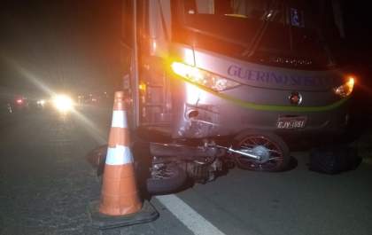 Jovem é atropelada por ônibus e morre após bater de moto em cavalo