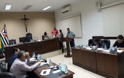 Em sessão tensa, Câmara de Guararapes discute emenda e veto do prefeito