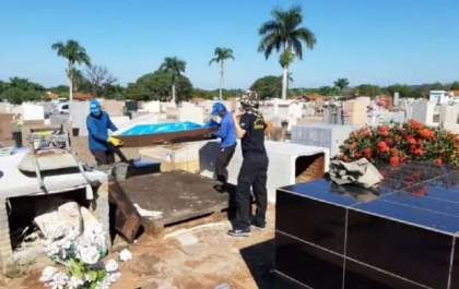 Corpo de idosa enterrado pela filha no quintal de casa é exumado