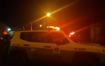 Dupla surpreende vítimas e comete assalto em frente a casa noturna