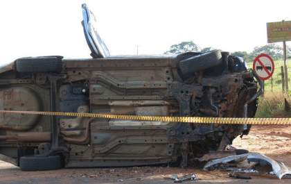 Menor ao volante bate em árvore e deixa cinco feridos