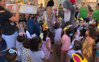 Presas fazem ovos de Páscoa para crianças de creches e abrigos