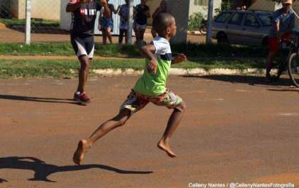 Conheça o menino que adora correr descalço