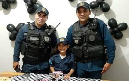 Meninas realizam sonho e comemoram aniversário com a presença da PM