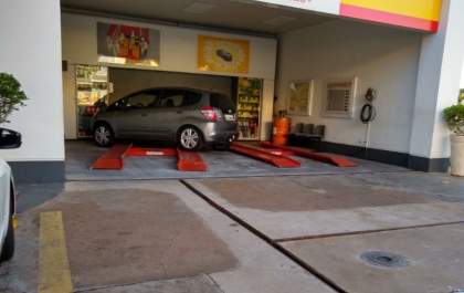 Idosos ficam feridos após carro bater em parede de posto de combustíveis