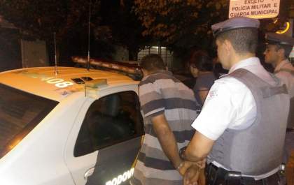 Casal é preso com tablete de maconha após fugir e cair de moto