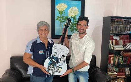 Violão autografado pela dupla Zé Neto e Cristiano é entregue a Rede Feminina