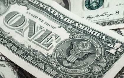 Dólar supera R$ 4,00 com exterior e cautela com reforma da Previdência